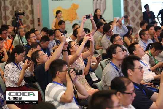 圖為2018第一屆新能源汽車及動(dòng)力電池（CIBF2018）國際交流會(huì)會(huì)議現(xiàn)場(chǎng)1.jpg